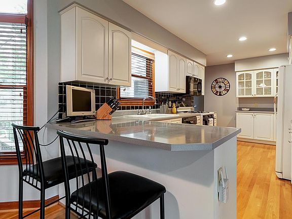 5th image of 1477 College Hill Dr
