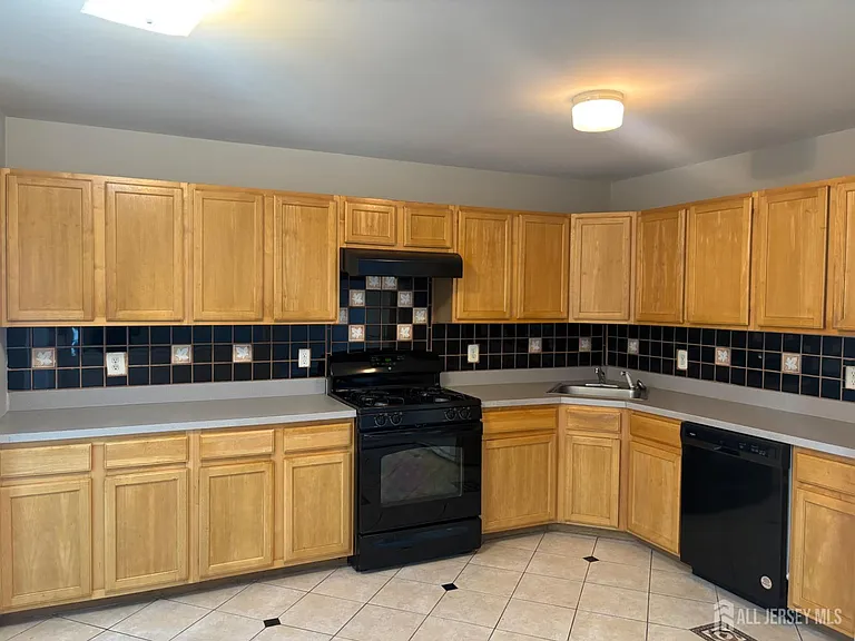 131 Murray Dr — Photo 2
