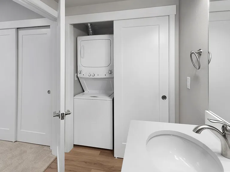 Kingsway Apartments — Photo 91