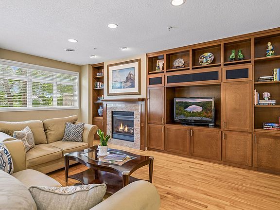 3rd image of 519 Willoughby Way W