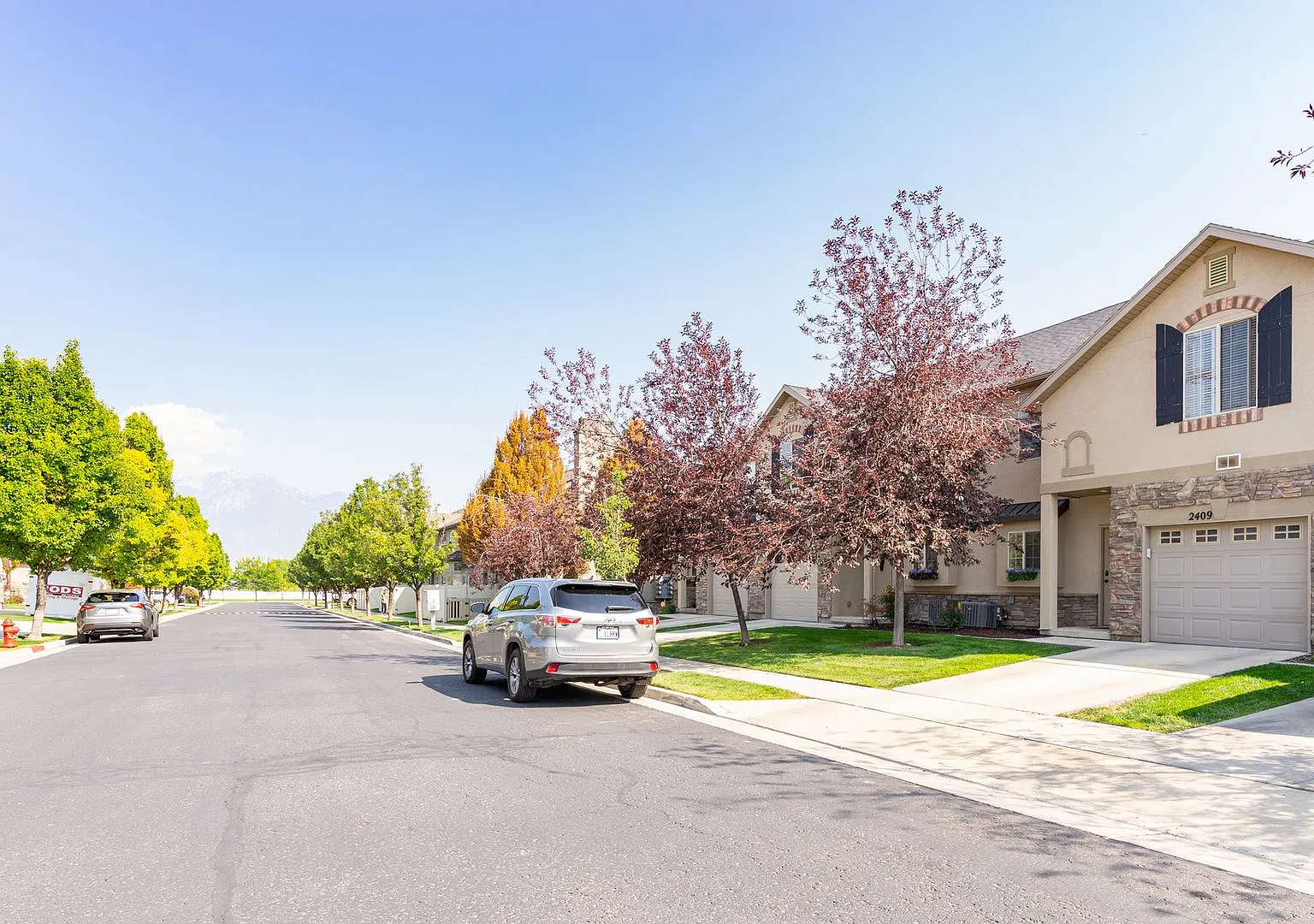 Beautiful Riverton Townhome in Gated Community w 1 car garage attached — Photo 2