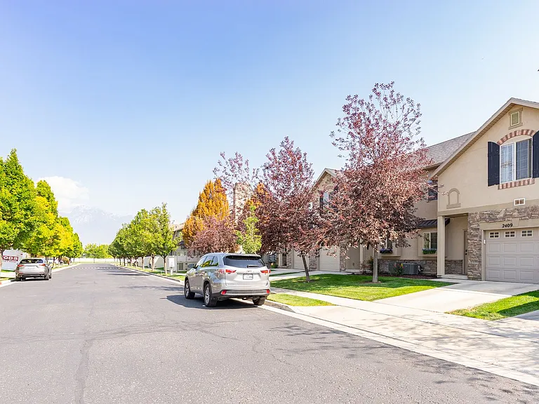 2409 W Adelaide Dr — Photo 2