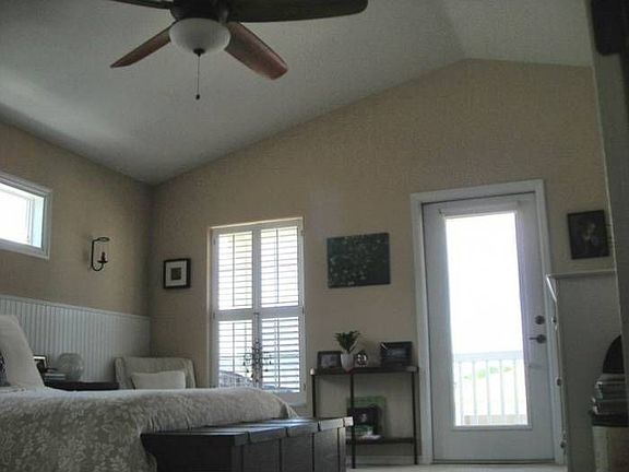 Vaulted ceiling w/ fan