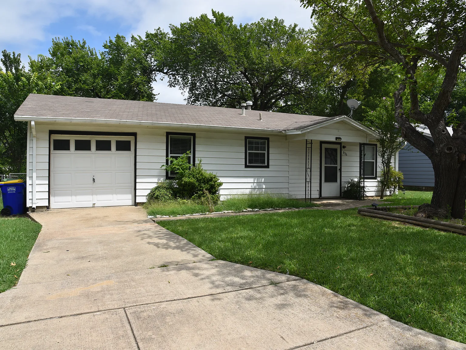 3 bed, 910 sqft, $1,600 — Photo 1