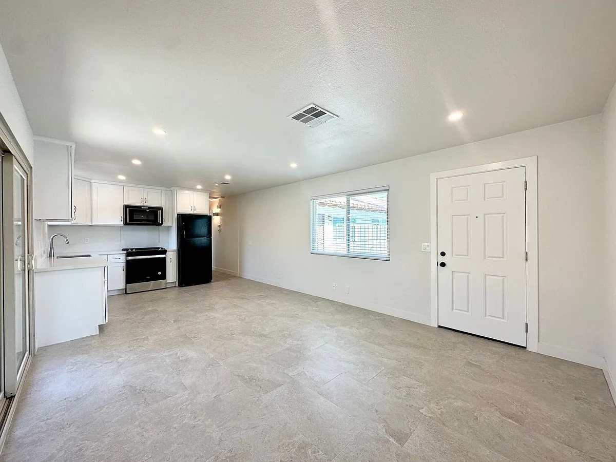 Building Photo - 561 Desert View Dr #1