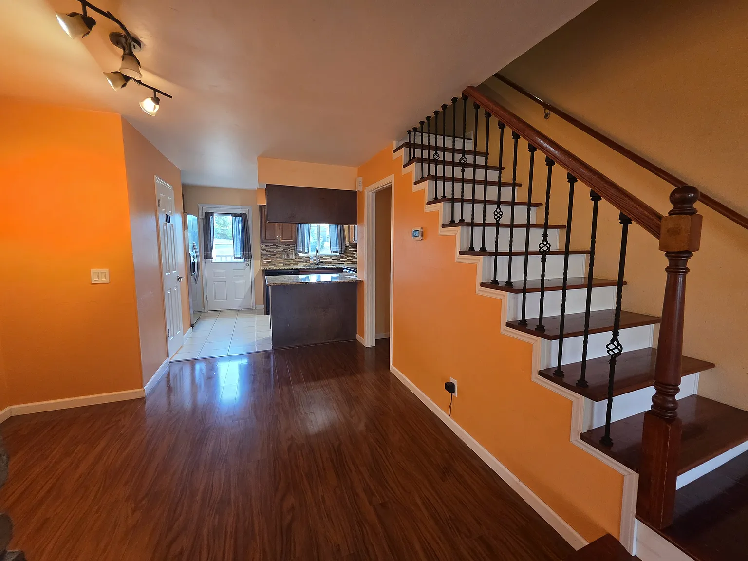 3 bed, 2.5 bath, 1650 sqft, $2,730 — Photo 2
