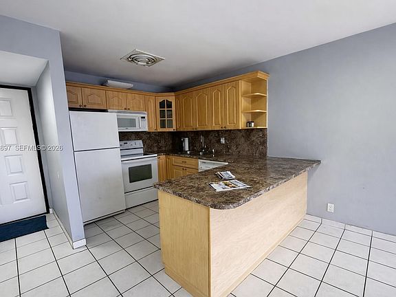 5th image of 8005 Lake Dr APT 404