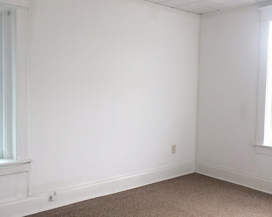 2nd image of 233 Niagara St #1