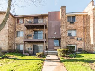 827 W College Blvd APT 202, Addison, IL 60101