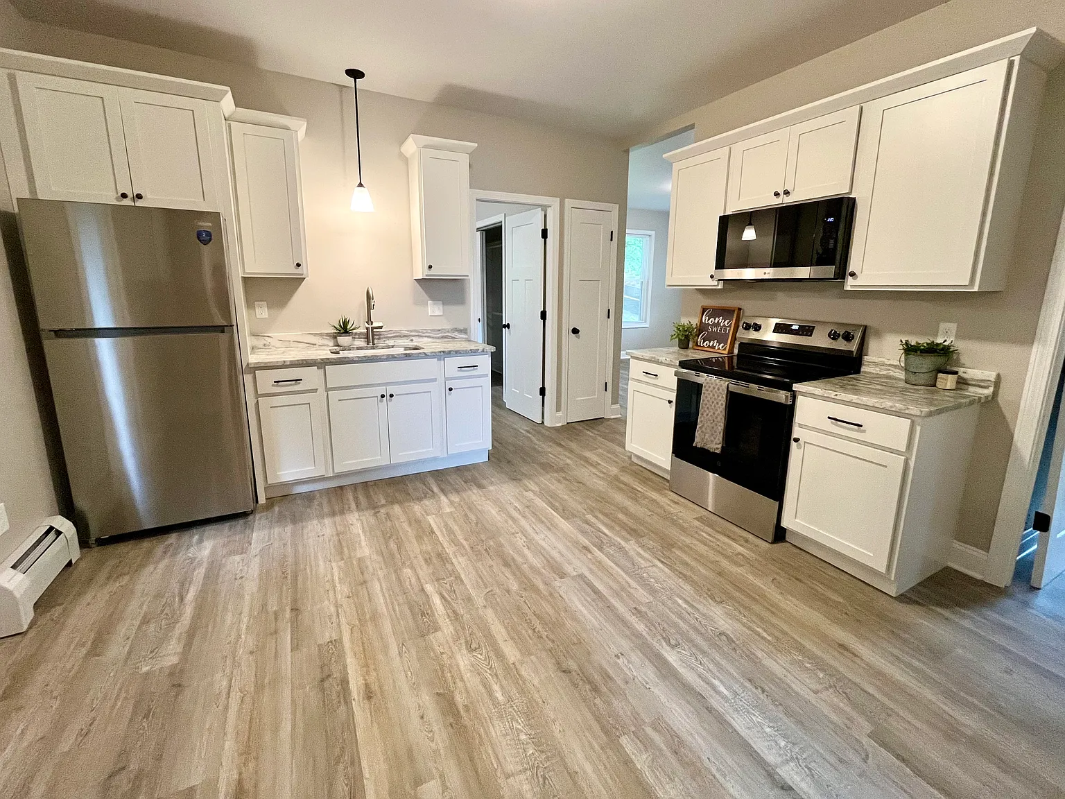 3 bed, 1000 sqft, $2,200 — Photo 1