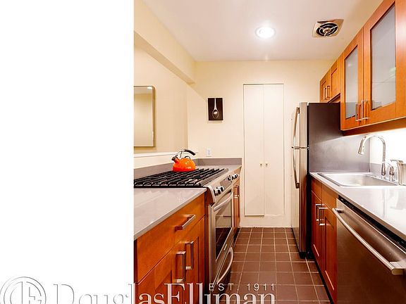 4th image of 521 W 47th St APT 1D