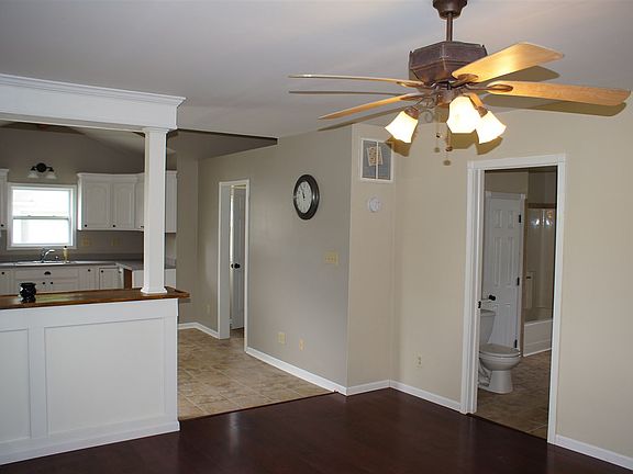 5th image of 502 W Railroad St