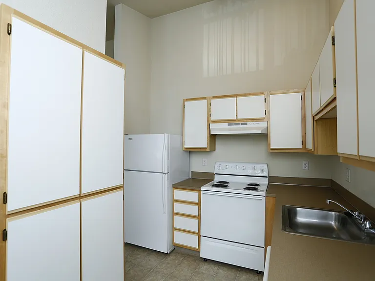 Gateway Village Apartments — Photo 10
