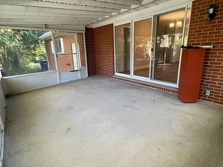 3212 Charing Cross Rd — Photo 32