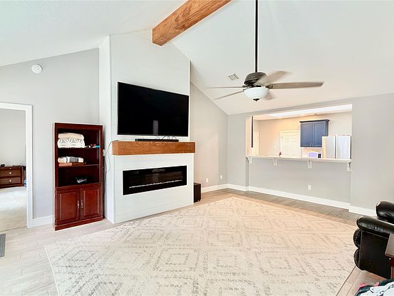 3rd image of 1902 Overland Dr