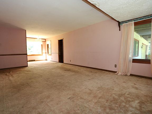 3rd image of 1322 Crescent Ln