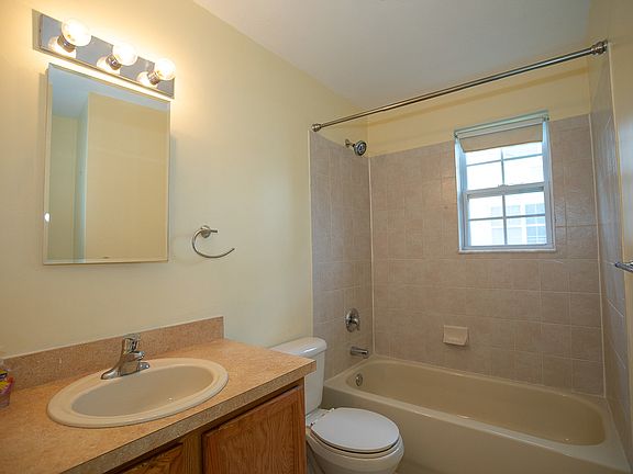 4th image of 121 Admiral Ct #1