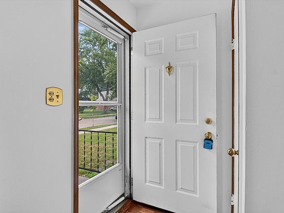3rd image of 574 E Dallas Ave