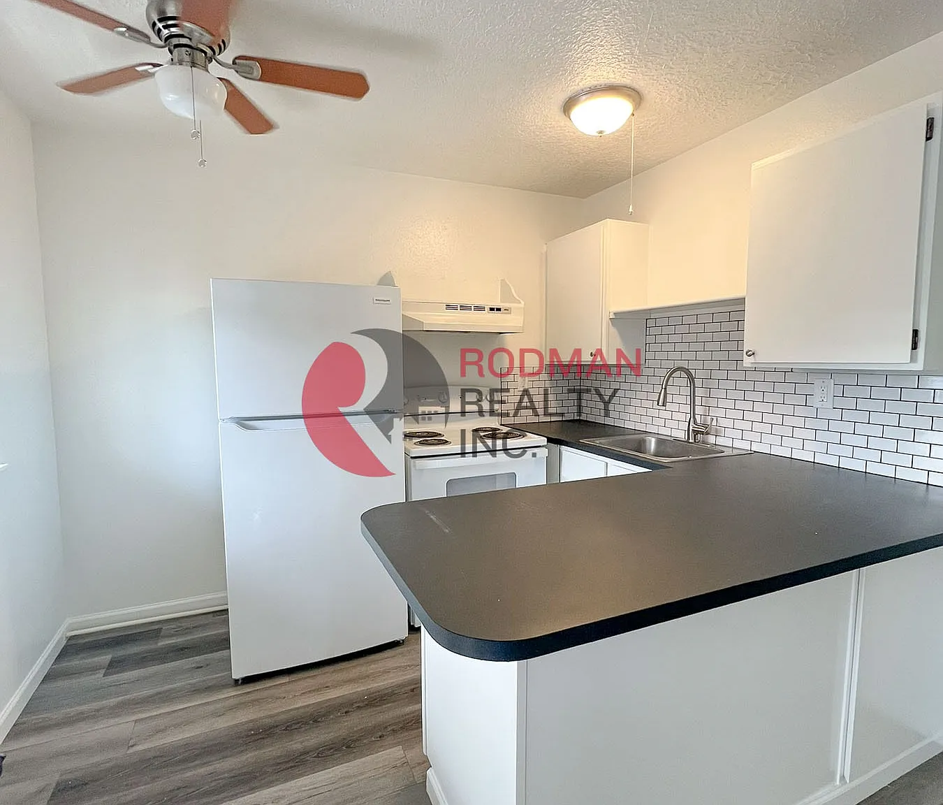 Studio West Apartments — Photo 3