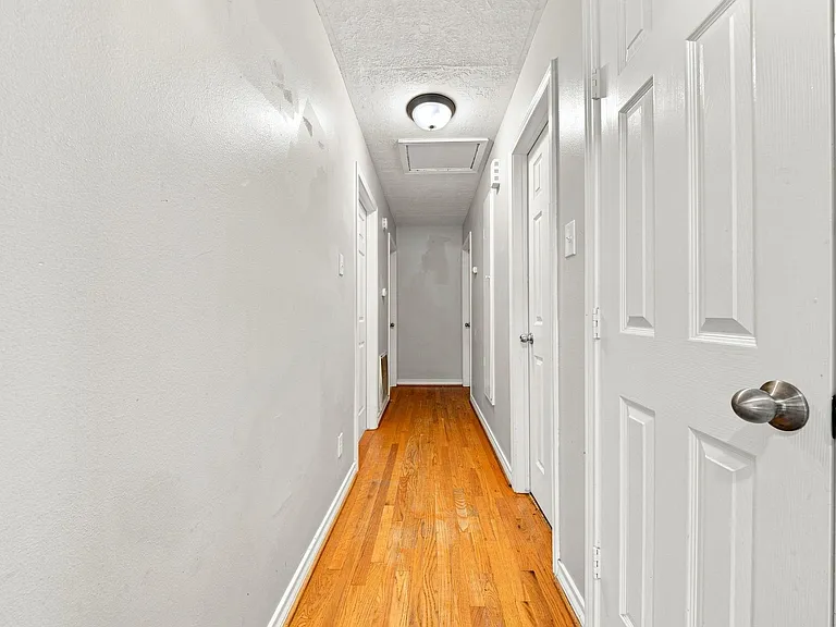 914 Martha St — Photo 16