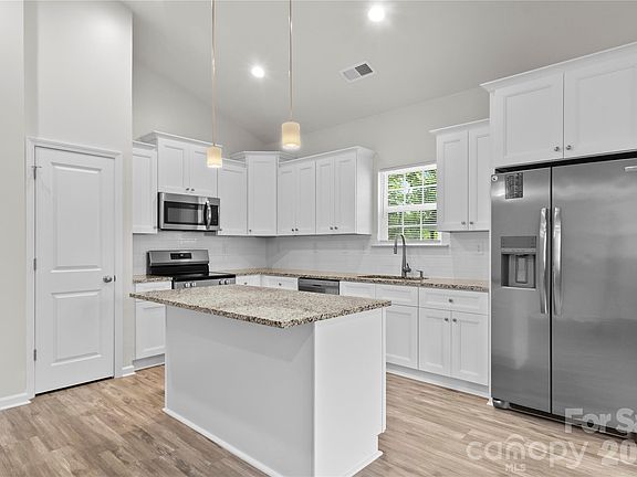 4th image of 934 N New Hope Rd