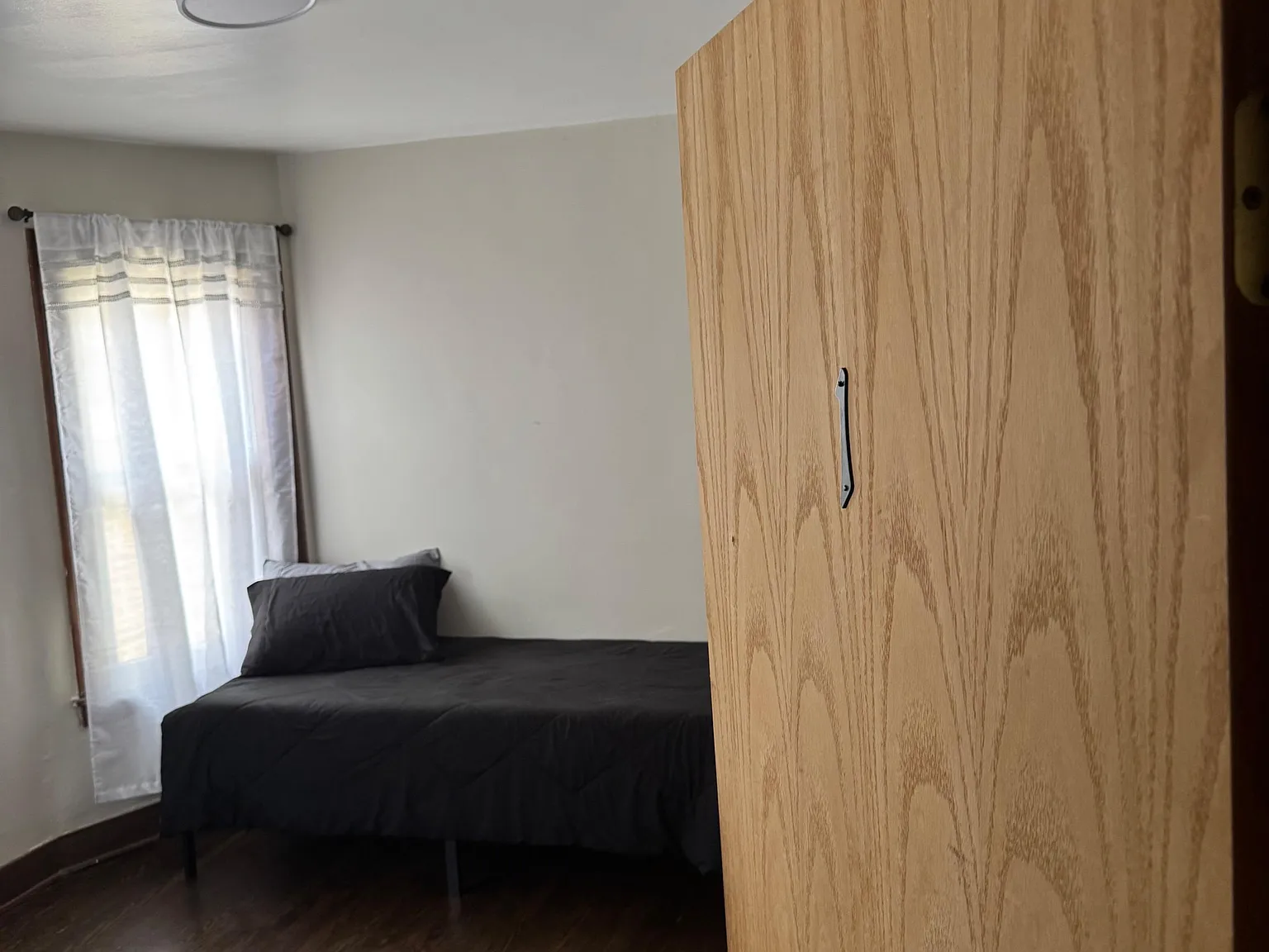 4 bed, 1.0 bath, 1800 sqft, $910 — Photo 1