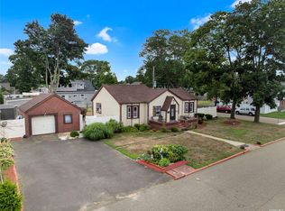 231 15th Ave, West Babylon, NY 11704