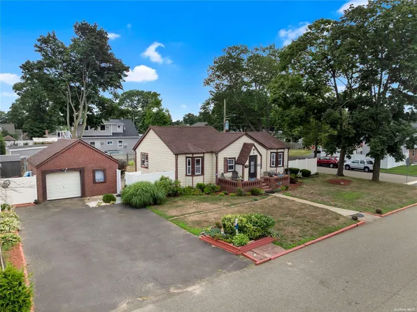 231 15th Avenue, West Babylon, NY 11704
