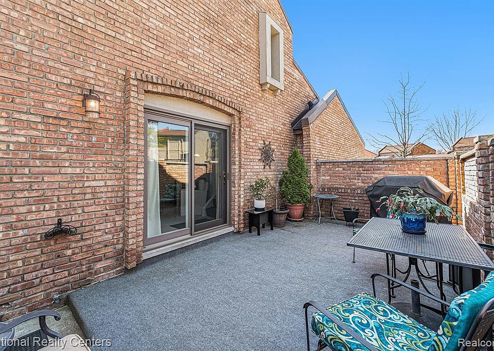 2983 Moon Lake Dr 116, West Bloomfield, MI 48323 MLS 20230027101