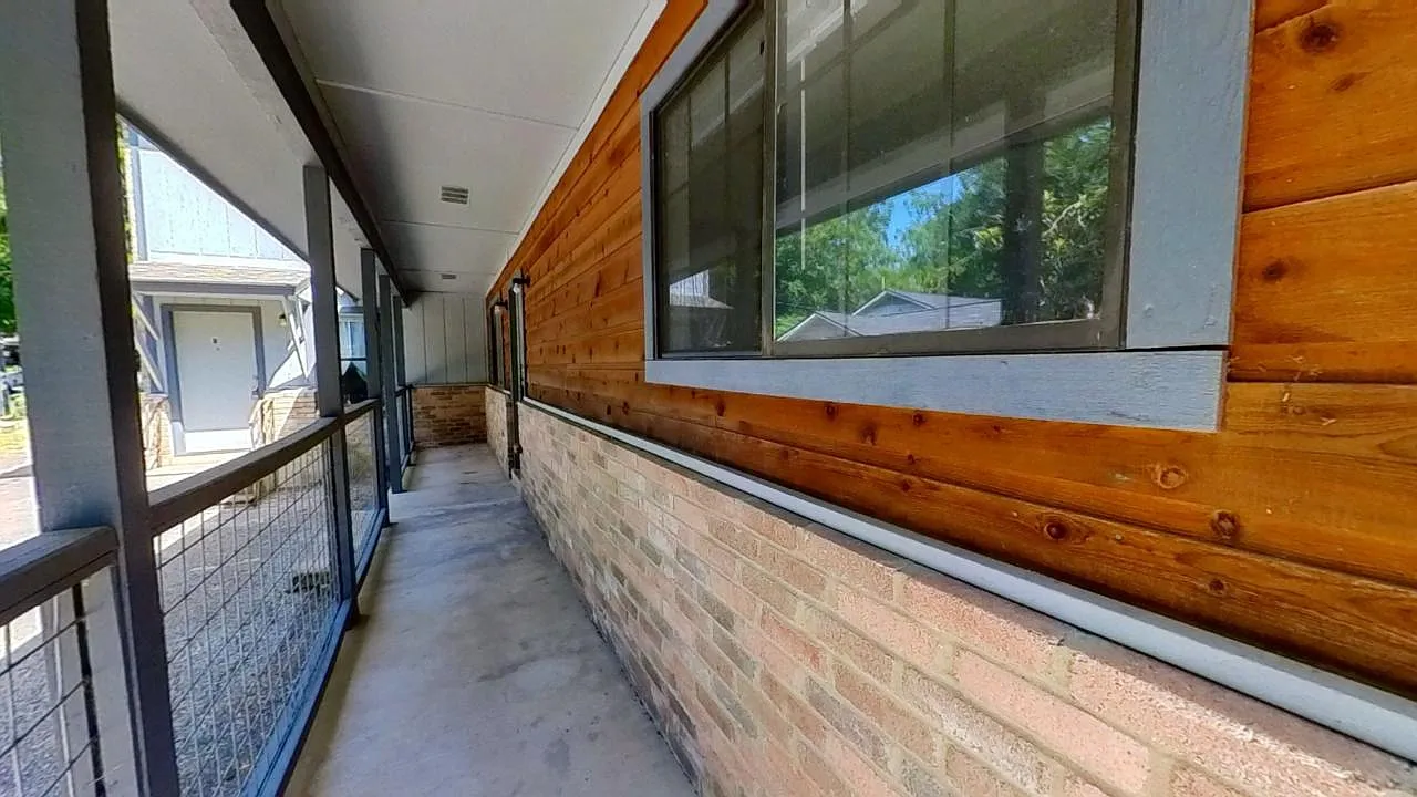 1015 W Martin Luther King Drive — Photo 3