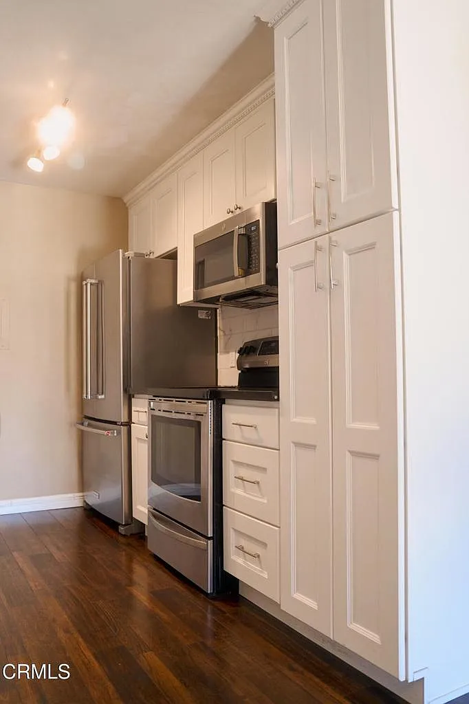 3 bed, 2.5 bath, 1143 sqft, $3,600 — Photo 4