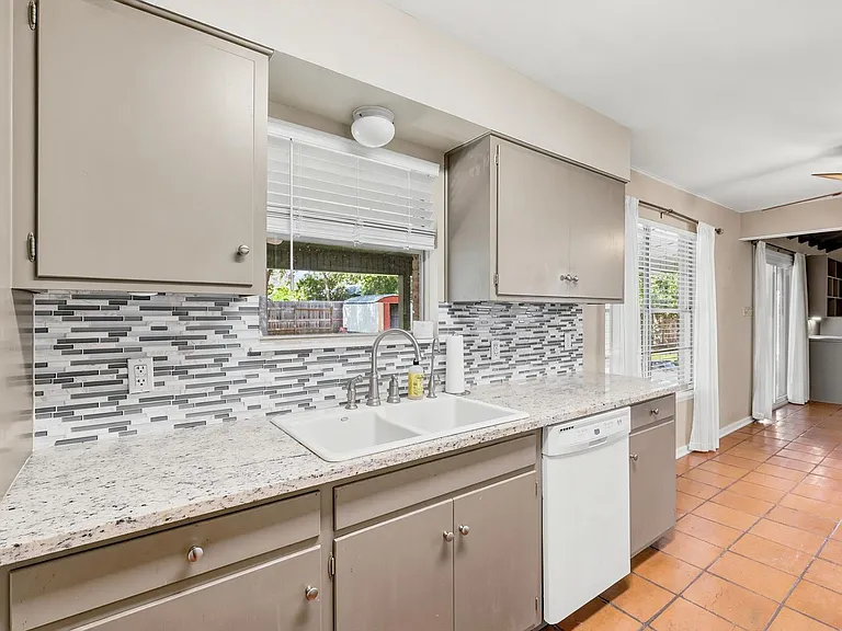 1127 Mount Rainier Dr — Photo 11