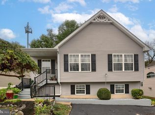 8 Independence Ct, Upper Chichester, PA 19061