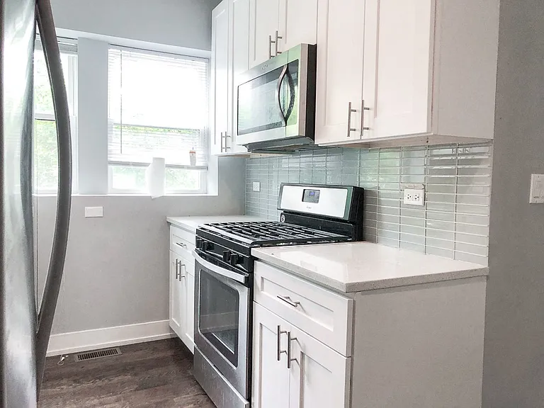 1820 W Byron St — Photo 1
