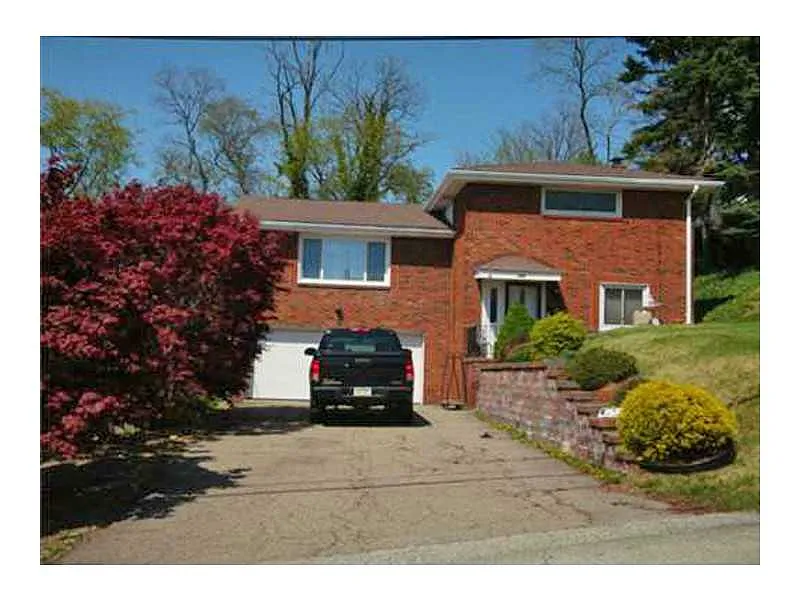145 Hillcrest Dr photo 1