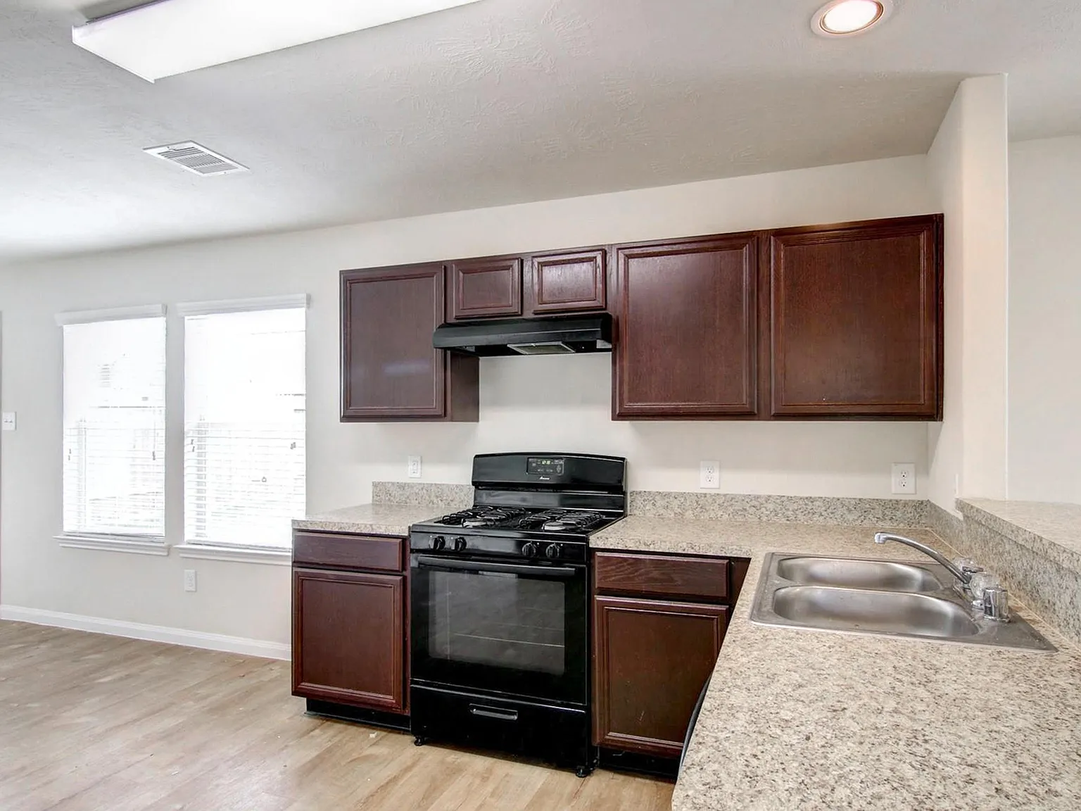 3 bed, 2.5 bath, 1806 sqft, $1,960 — Photo 3