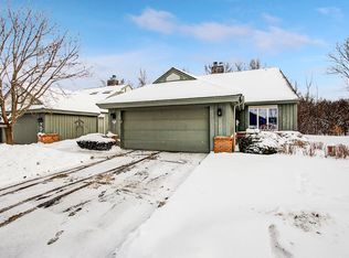 10014 N Franklin Ct, Mequon, WI 53092
