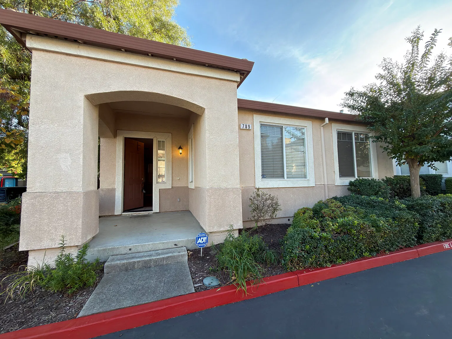 3 bed, 1355 sqft, $2,850 — Photo 1