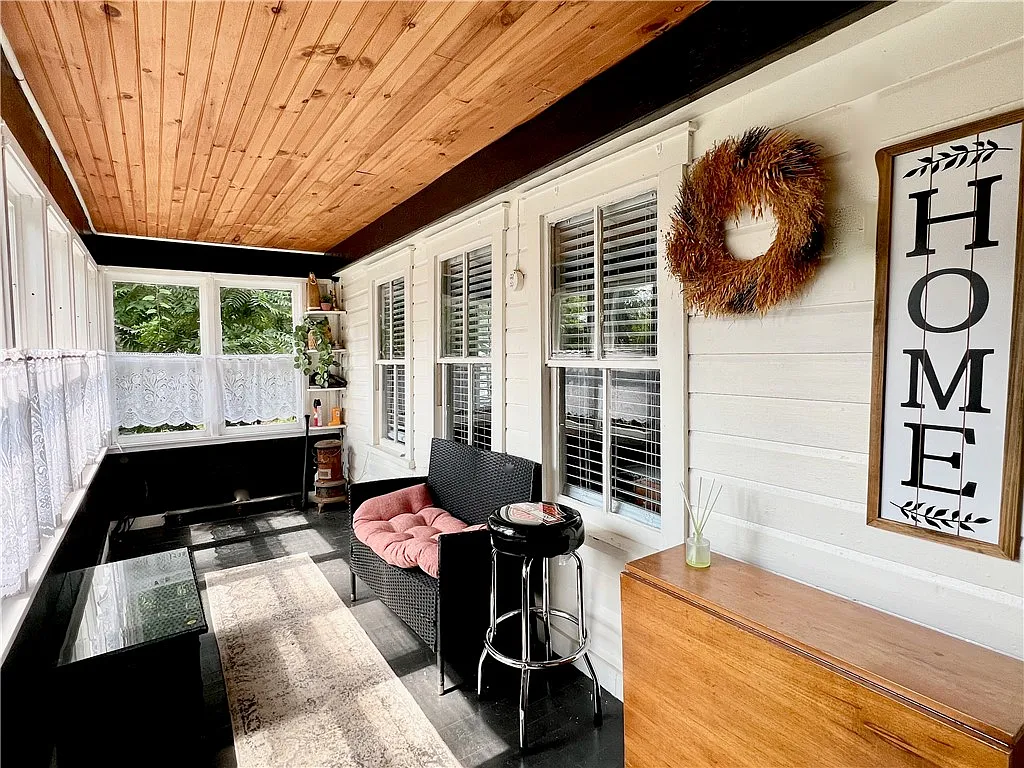 3 bed, 1.0 bath, 2288 sqft, $1,700 — Photo 2