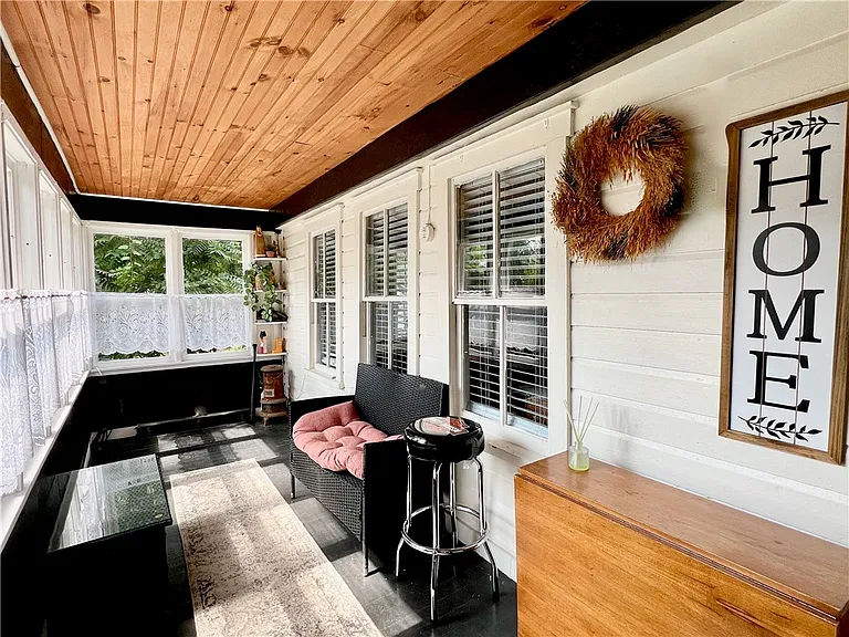 225 Lake Shore Dr S — Photo 2