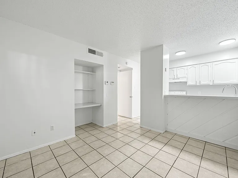 2410 Longview St — Photo 3