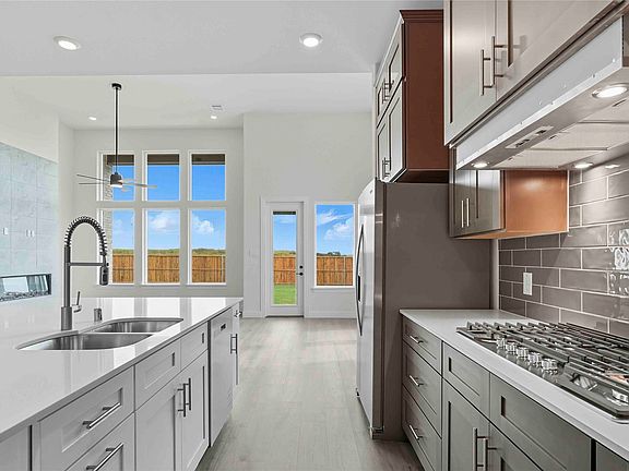 4th image of 1008 Longfellow Ln