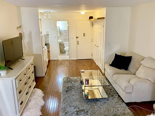 Rented by Compass | media 14