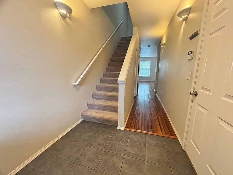 6931 N Borthwick Ave — Photo 5