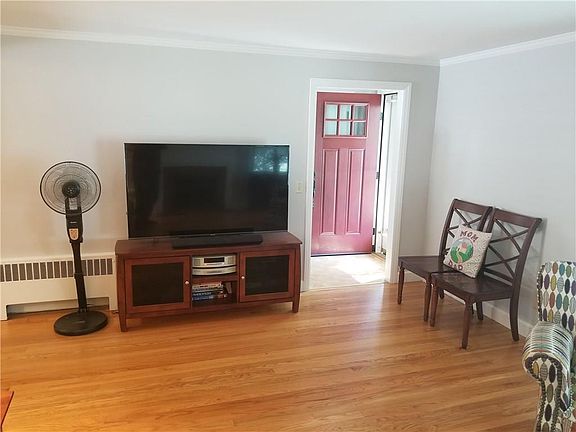 4th image of 35 Glenmere Dr