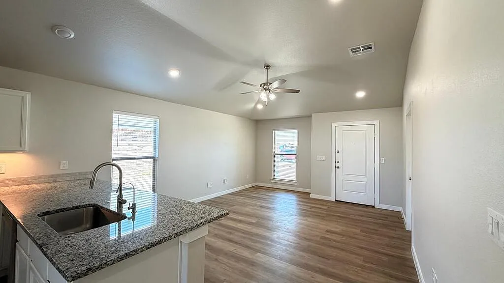 3 bed, 2.0 bath, 1400 sqft, $2,500 — Photo 4