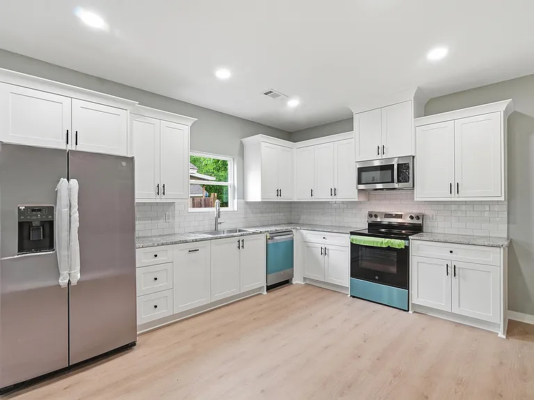 717 Burton St — Photo 4