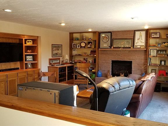 5th image of 221 Hillcrest Dr