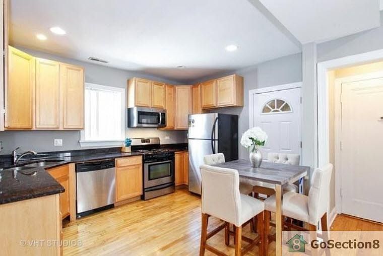 2nd image of 6442 N Seeley Ave