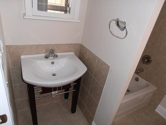 3rd image of 6816 N Ashland Blvd APT 1C